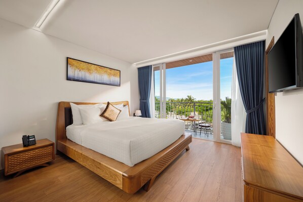 Suite Studio Balcony Bathtub | Free minibar items, in-room safe, desk, laptop workspace - Mixay Boutique Hotel Da Nang (Da Nang)