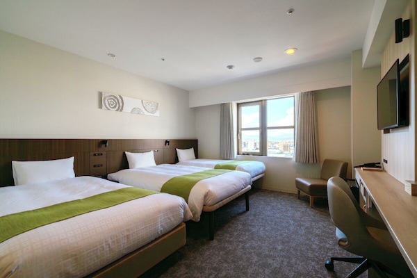 Standaard driepersoonskamer | Donsdekens, een bureau, geluiddichte muren, gratis wifi