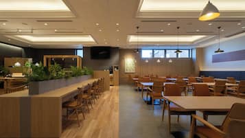 Daily buffet breakfast (JPY 2800 per person)