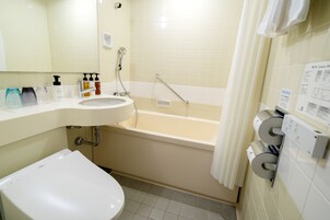 Ducha y bañera combinadas, secador de pelo, zapatillas y champú