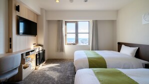 A hotel room with two beds, a TV, a desk, and a window with curtains. - Hotel Enoe Hakodate (Hakodate)