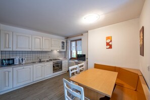 Fridge, microwave, oven, dishwasher - Apartment in an excellent position near the centre of Canazei, ideal for two/three people (Canazei)
