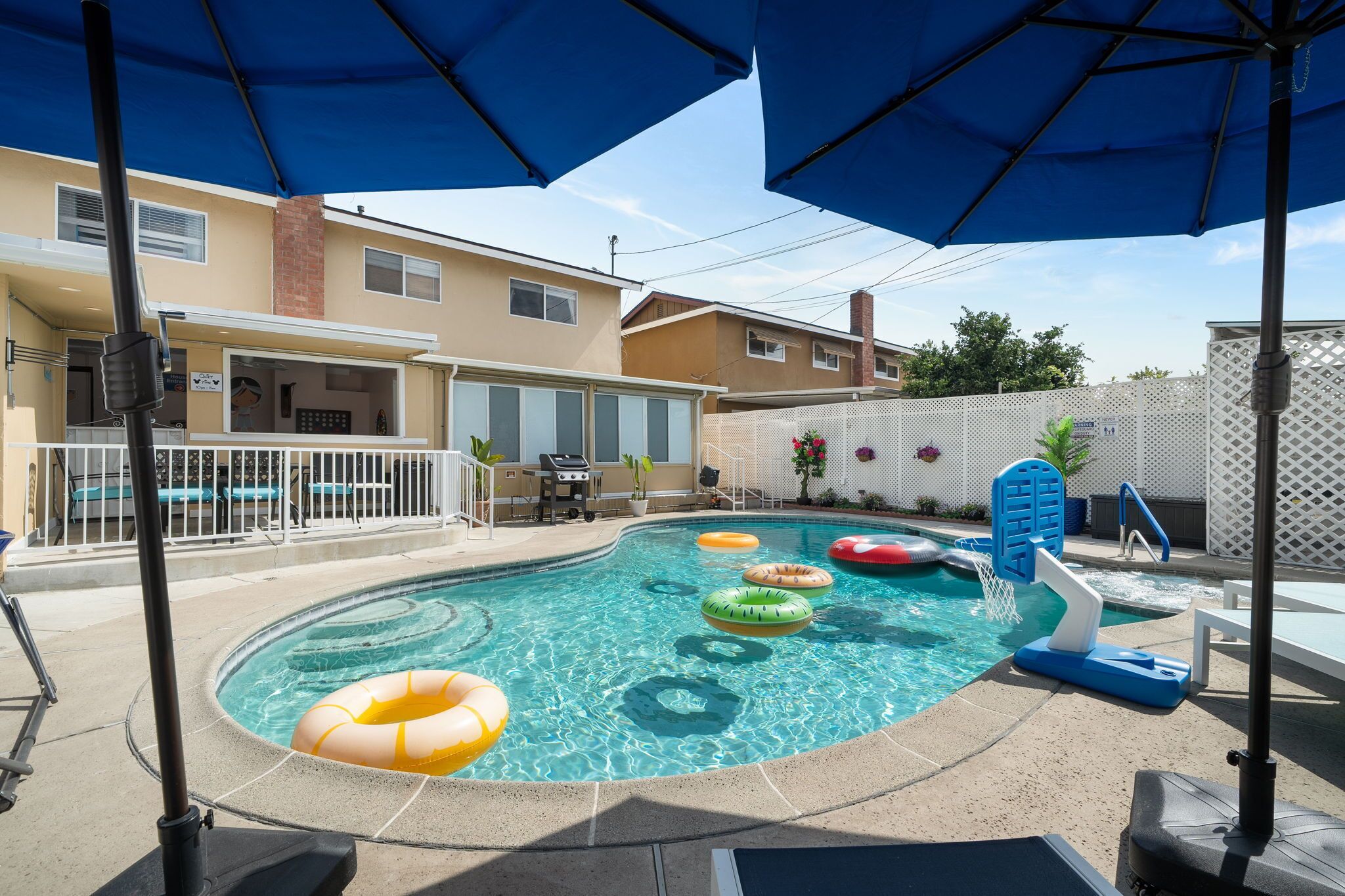 Alberca al aire libre y alberca climatizada