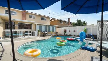 Alberca al aire libre y alberca climatizada