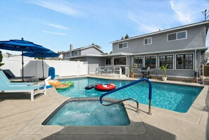A swimming pool with a diving board, lounge chairs, and a hot tub. - Disneyland Oasis: Heated Pool, Arcade, theater + (Stanton)