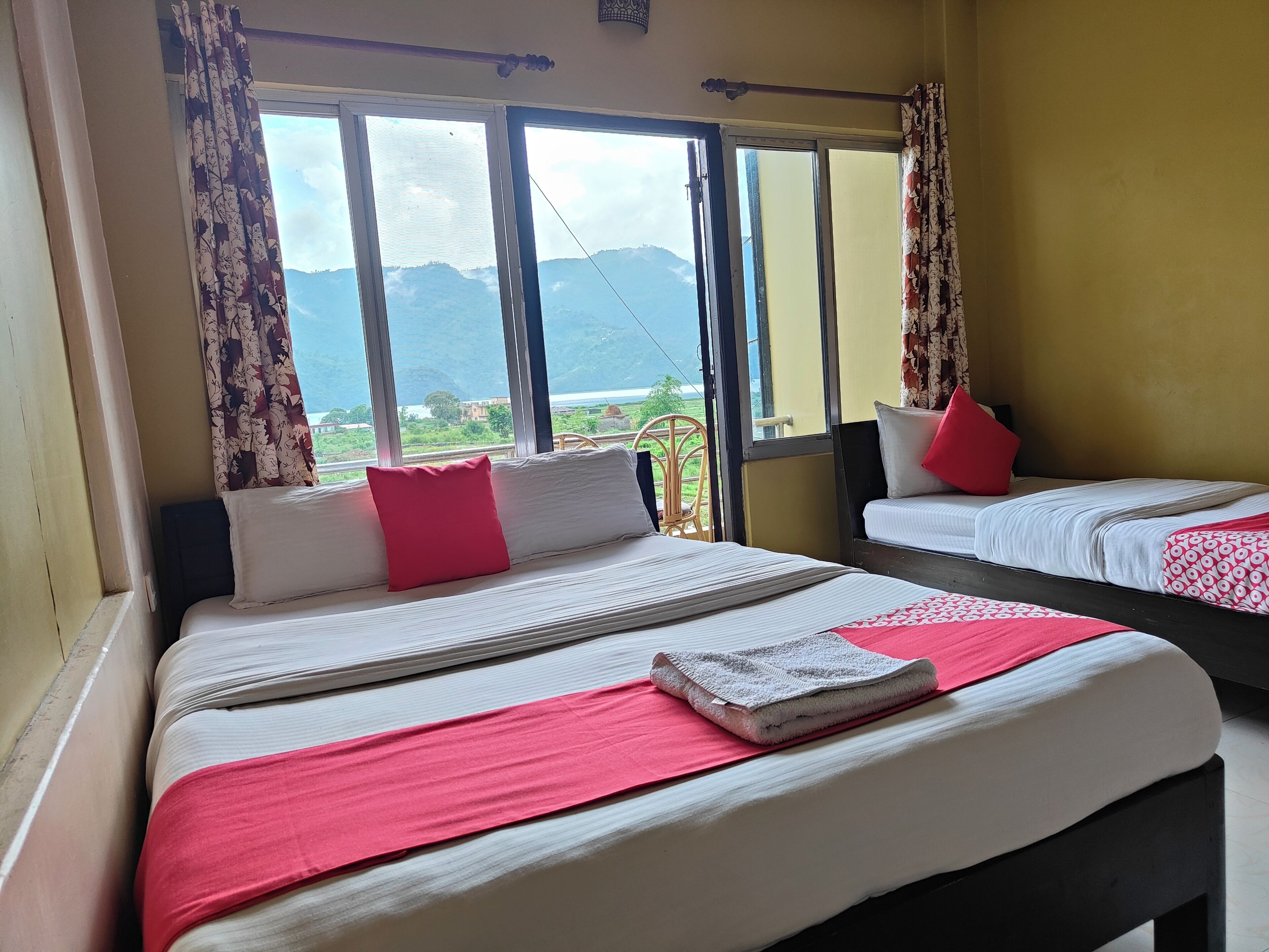 Habitación triple, vista al lago | Wifi gratis y ropa de cama 