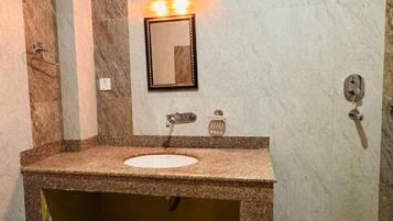 Ducha, pantuflas, jabón, shampoo