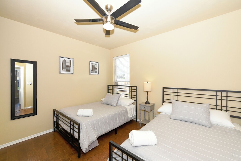 Home Sweet home! Best location. Pool, Deck, Games. San Antonio FeWo