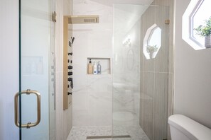 Shower, hair dryer, towels, soap - "Contact me, and there might be a pleasant surprise." (Las Vegas)