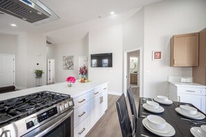 Mikrowelle, Ofen, Geschirrspüler, Kochgeschirr/Geschirr/Besteck