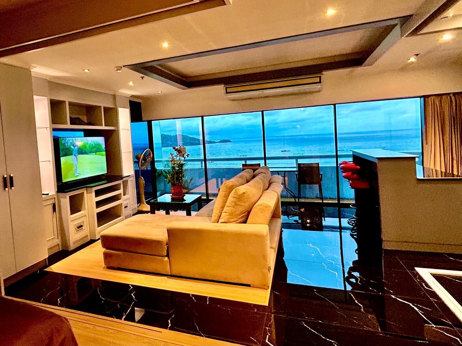 슈피리어 아파트, 침실 2개, 바다 전망 | 거실 공간 | 평면 TV