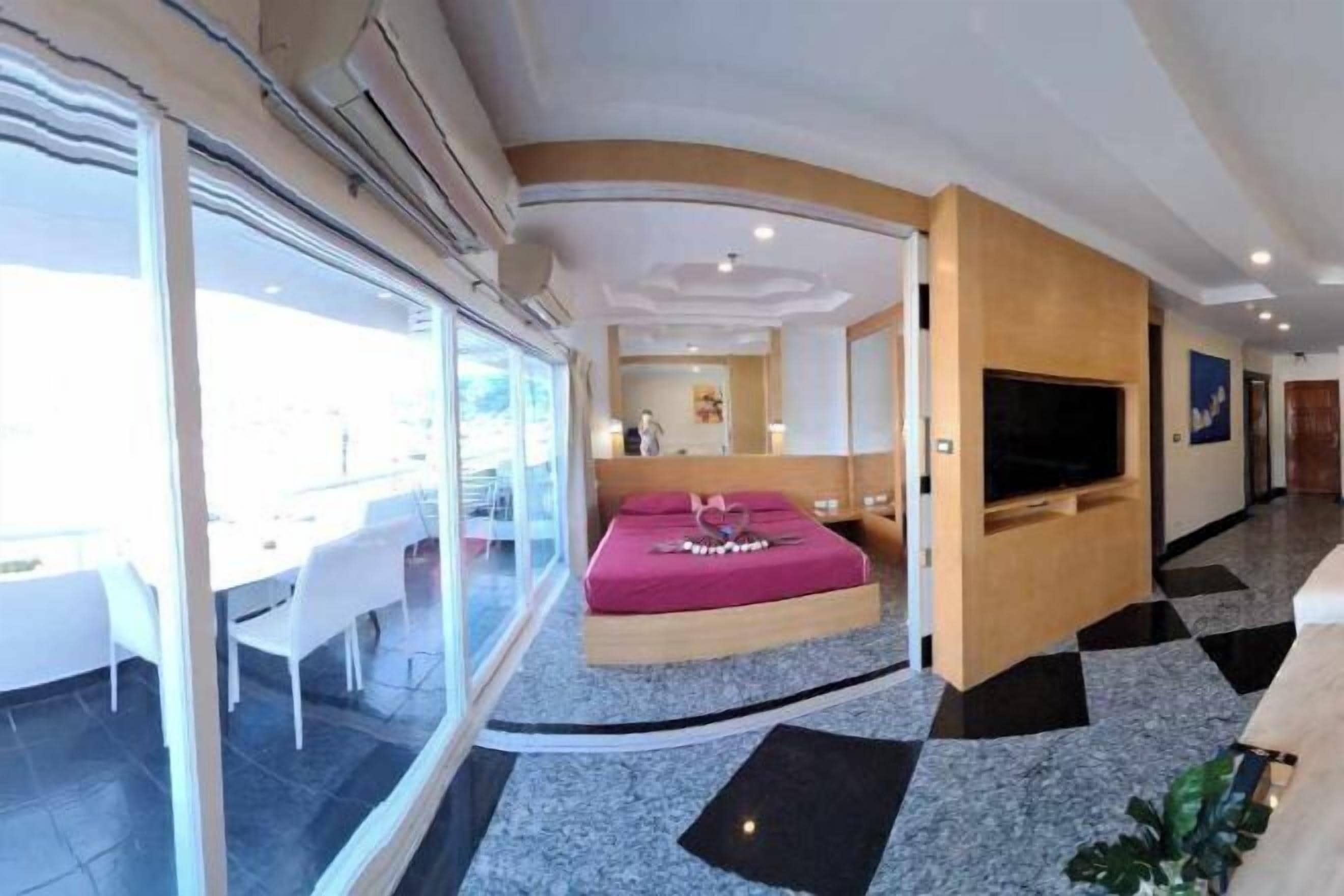 In-room safe, free WiFi