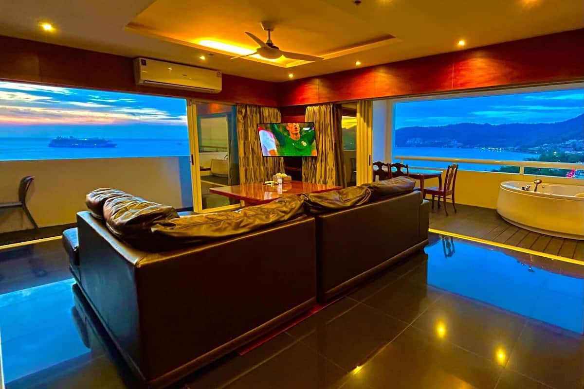 Departamento panorámico, balcón, vista al océano | Área de sala de estar | Televisión de pantalla plana