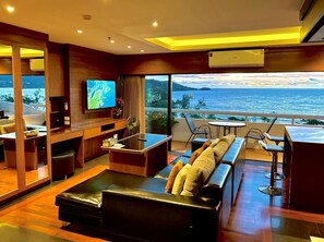 Departamento, 2 habitaciones, vista al mar | Área de sala de estar | Televisión de pantalla plana 