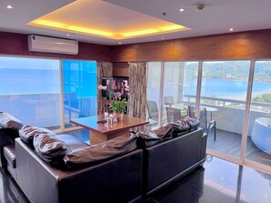 Panoramic-Apartment, Balkon, Meerblick | Wohnbereich | Flachbildfernseher