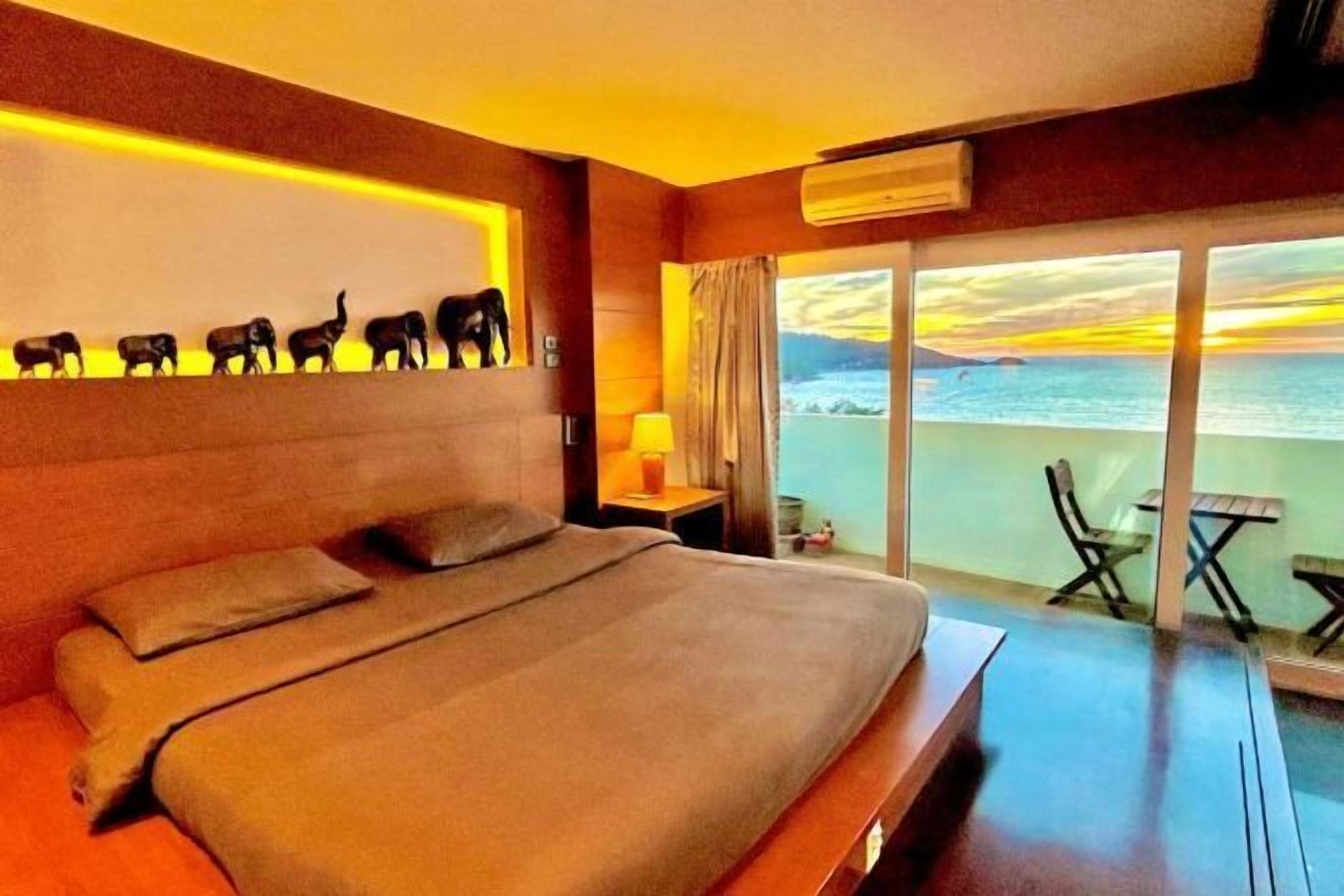 In-room safe, free WiFi