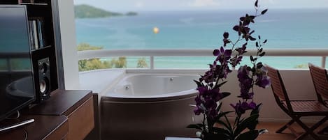 Executive Apartment, Balcony, Sea View | Private spa tub