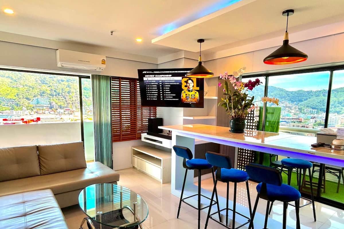 Departamento superior, 2 habitaciones | Área de sala de estar | Televisión de pantalla plana