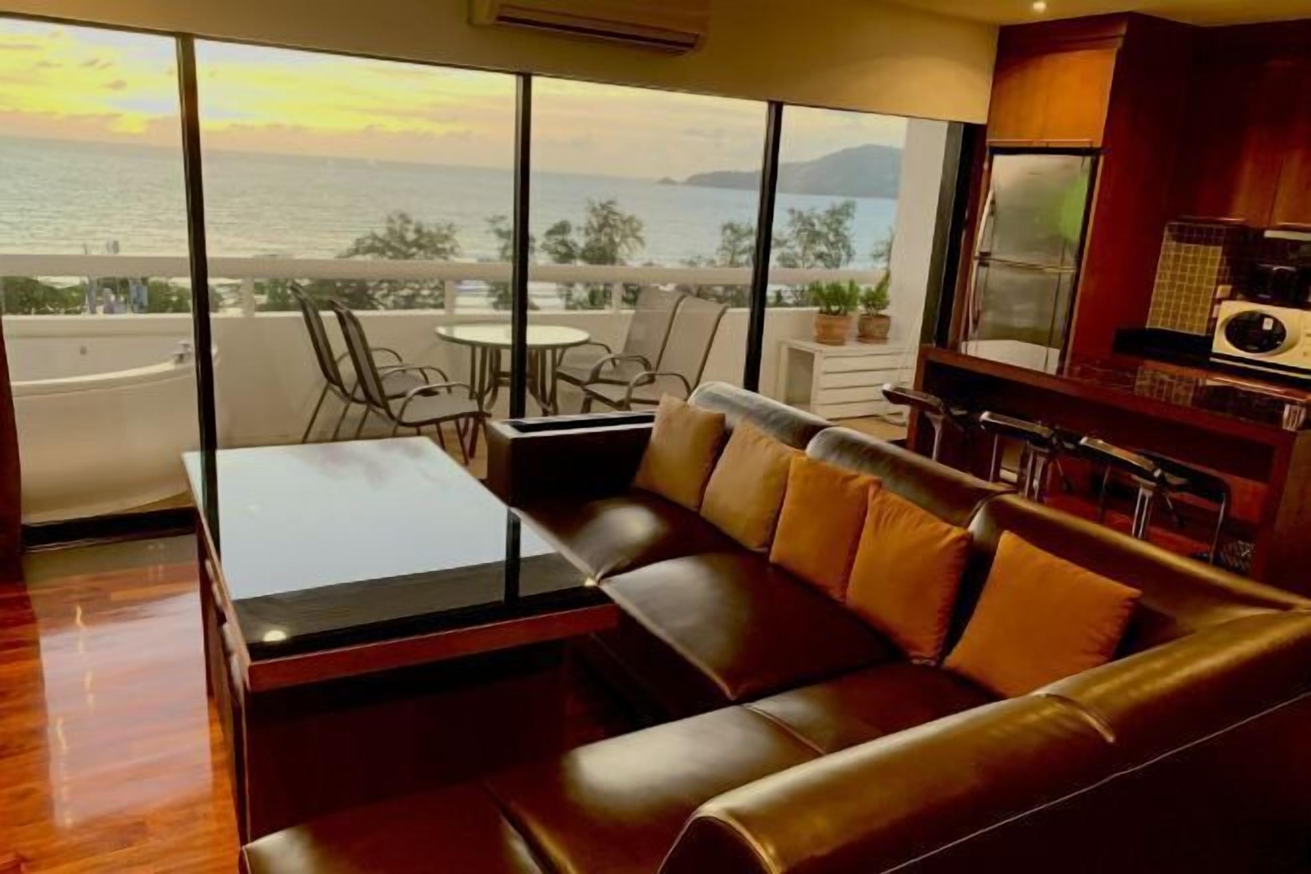 Living area | Flat-screen TV