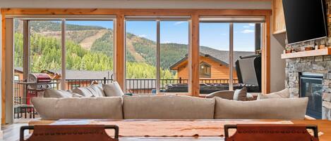 Smart-tv, pejs, bøger, stereoanlæg