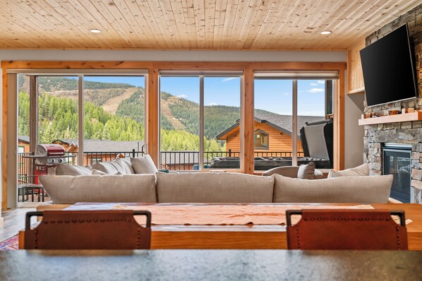 Smart TV, chimenea, libros y estéreo 