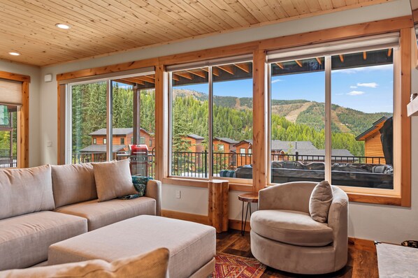 Smart TV, fireplace, books, stereo - Schweitzer Lux Powder Dreams I Hot Tub I Families (Sandpoint)