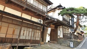 Un bâtiment japonais traditionnel, caractérisé par une structure en bois et un toit recouvert de tuiles.
