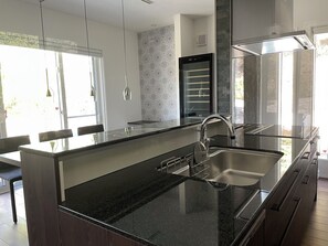Luxus villa, kilátással a hegyre | Privát konyha | Fagyasztó