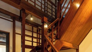 Un escalier en bois, de conception traditionnelle, menant à un niveau supérieur.