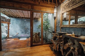 Minibar, coffres-forts dans les chambres, bureau, Wi-Fi gratuit