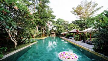 Una piscina al aire libre