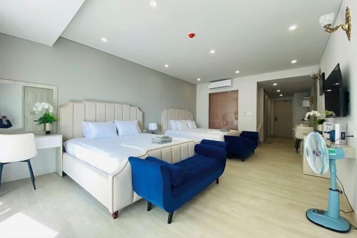 1 habitación, caja de seguridad en la habitación y escritorio