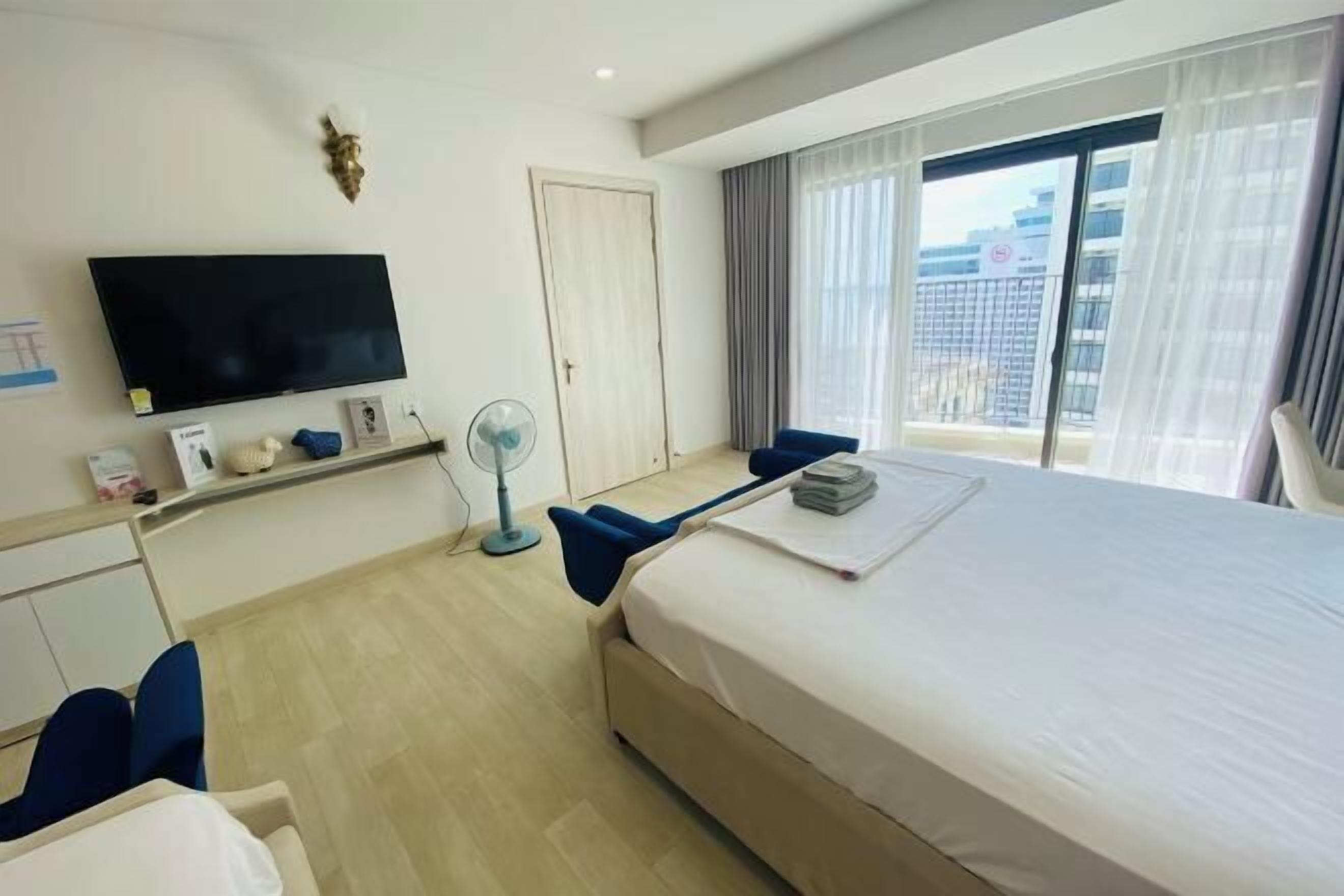 Safe på rommet, skrivebord og skrivebord for bærbar PC