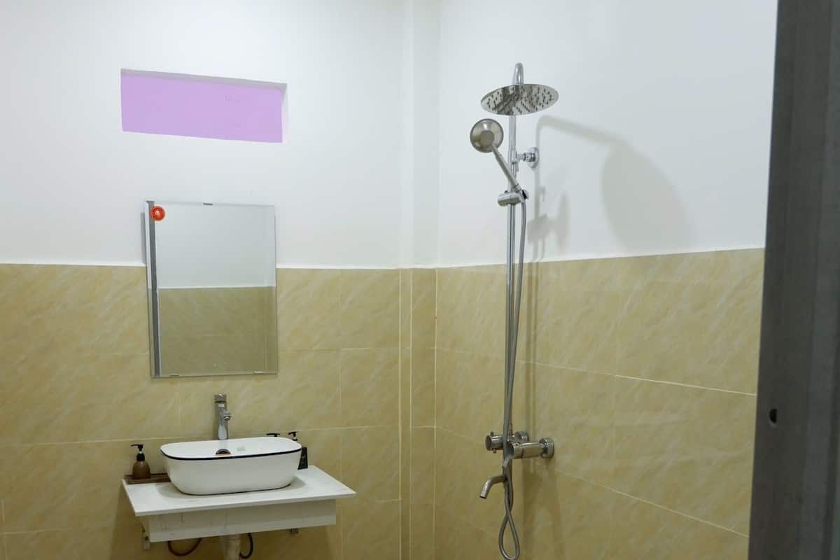 Ducha, artículos de tocador gratuitos, pantuflas, toallas