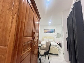 Departamento básico | Caja de seguridad en la habitación y escritorio 