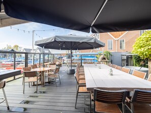 Outdoor dining - Accommodation by the water with sauna + hot tub (Kaag)