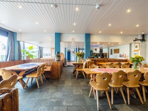 Dining - Accommodation by the water with sauna + hot tub (Kaag)