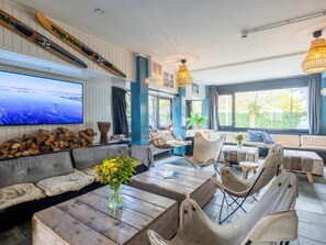 Televisie, een open haard, tafelvoetbal en een tafeltennistafel