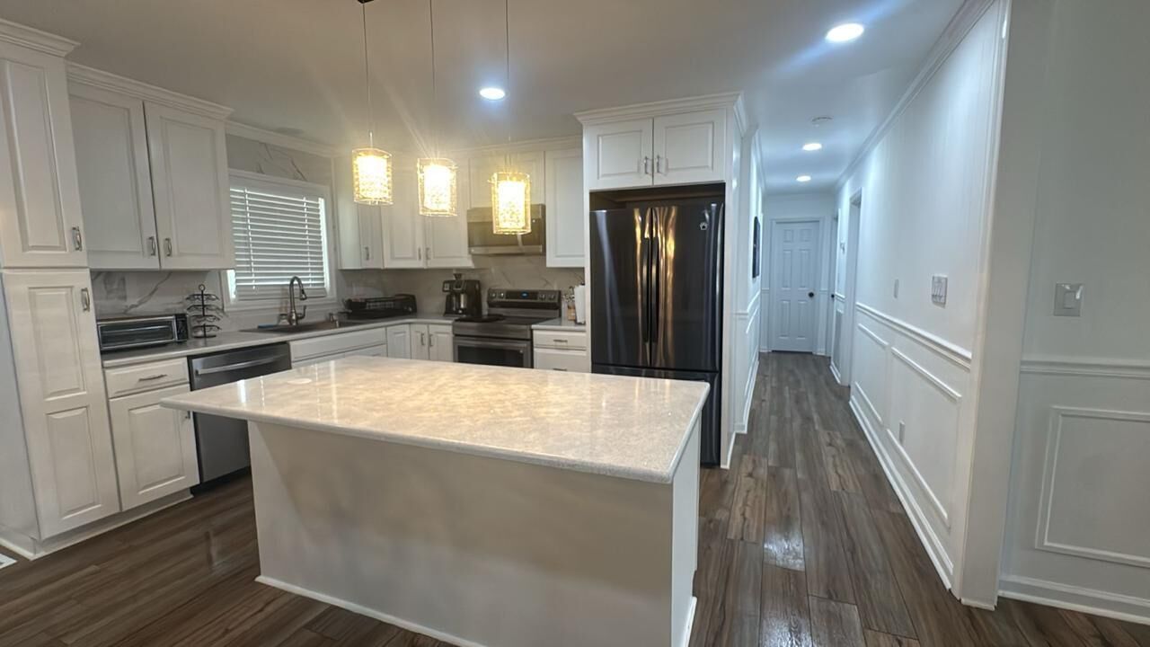 冷蔵庫、電子レンジ、オーブン、コンロ