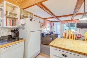 Fridge, microwave, stovetop, dishwasher - Idyllic Lakefront Cottage Near Mount Sunapee (Bradford)