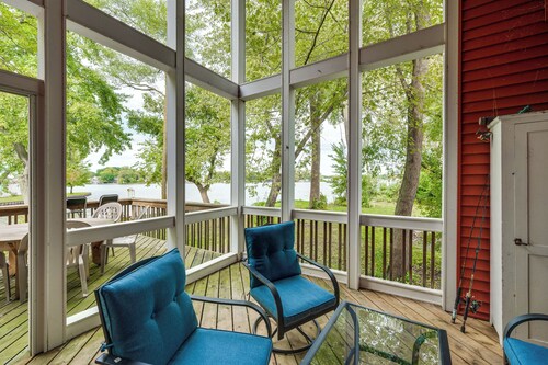 Island Retreat on Pistakee Lake: Deck & Gas Grill!