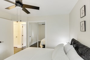5 habitaciones, escritorio y tabla de planchar con plancha