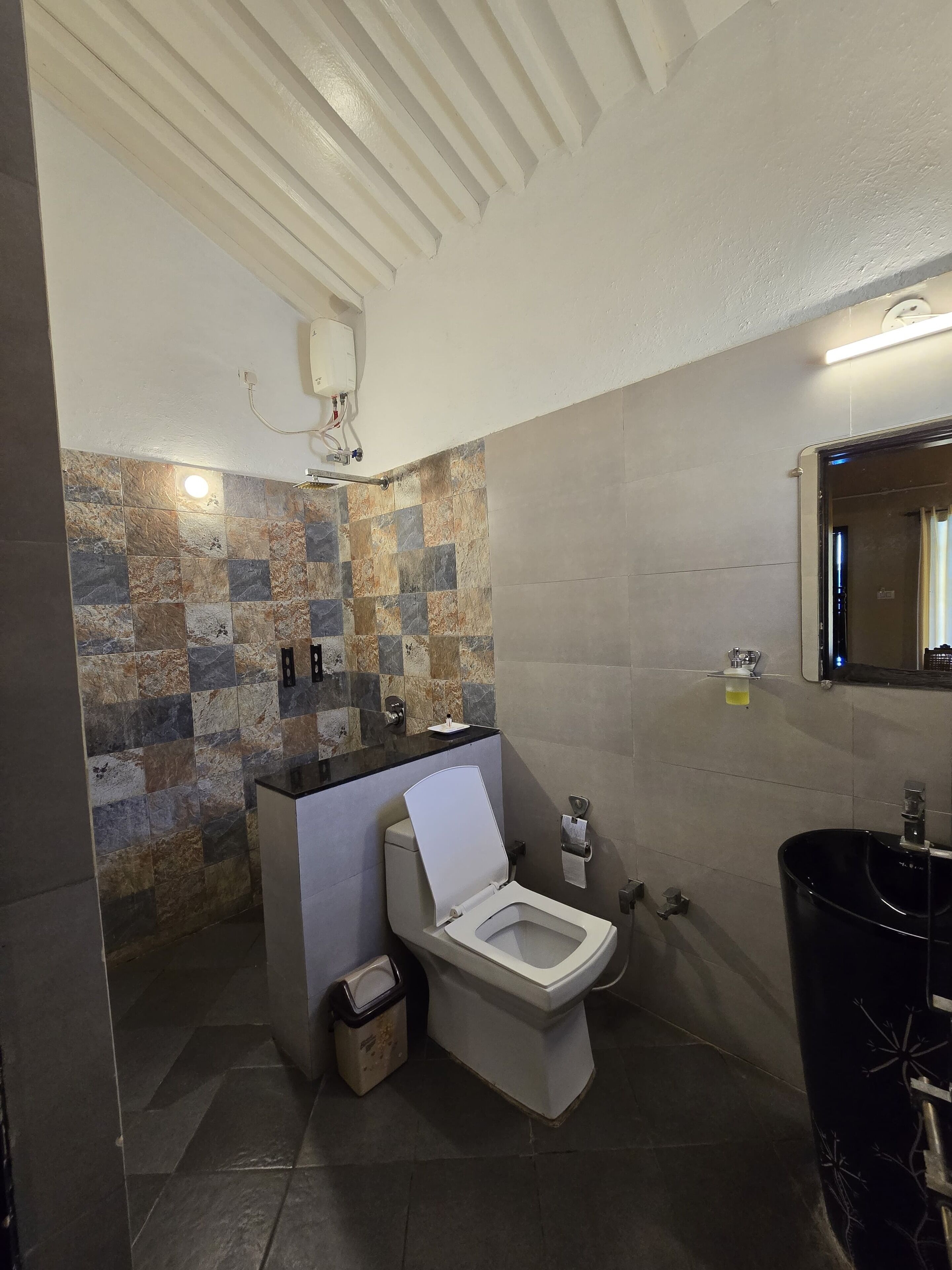 Classic Single Room | Bathroom | Shower, slippers, towels