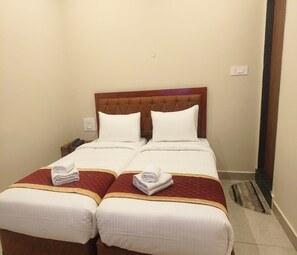 Deluxe Room | Desk, free WiFi, bed sheets - Comfort Guru (Tiruvannamalai)