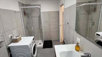 Dusche, Haartrockner, Bidet, Handtücher