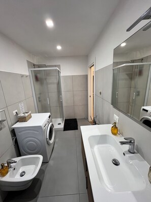 Douche, sèche-cheveux, bidet, serviettes fournies