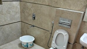 Ένα μπάνιο με τουαλέτα, ένα μπιντέ και μια μικρή λεκάνη.