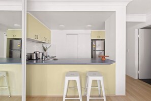 Refrigerador, microondas, parrilla de estufa y lavavajillas