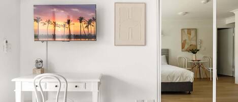 Escritorio, wifi y ropa de cama