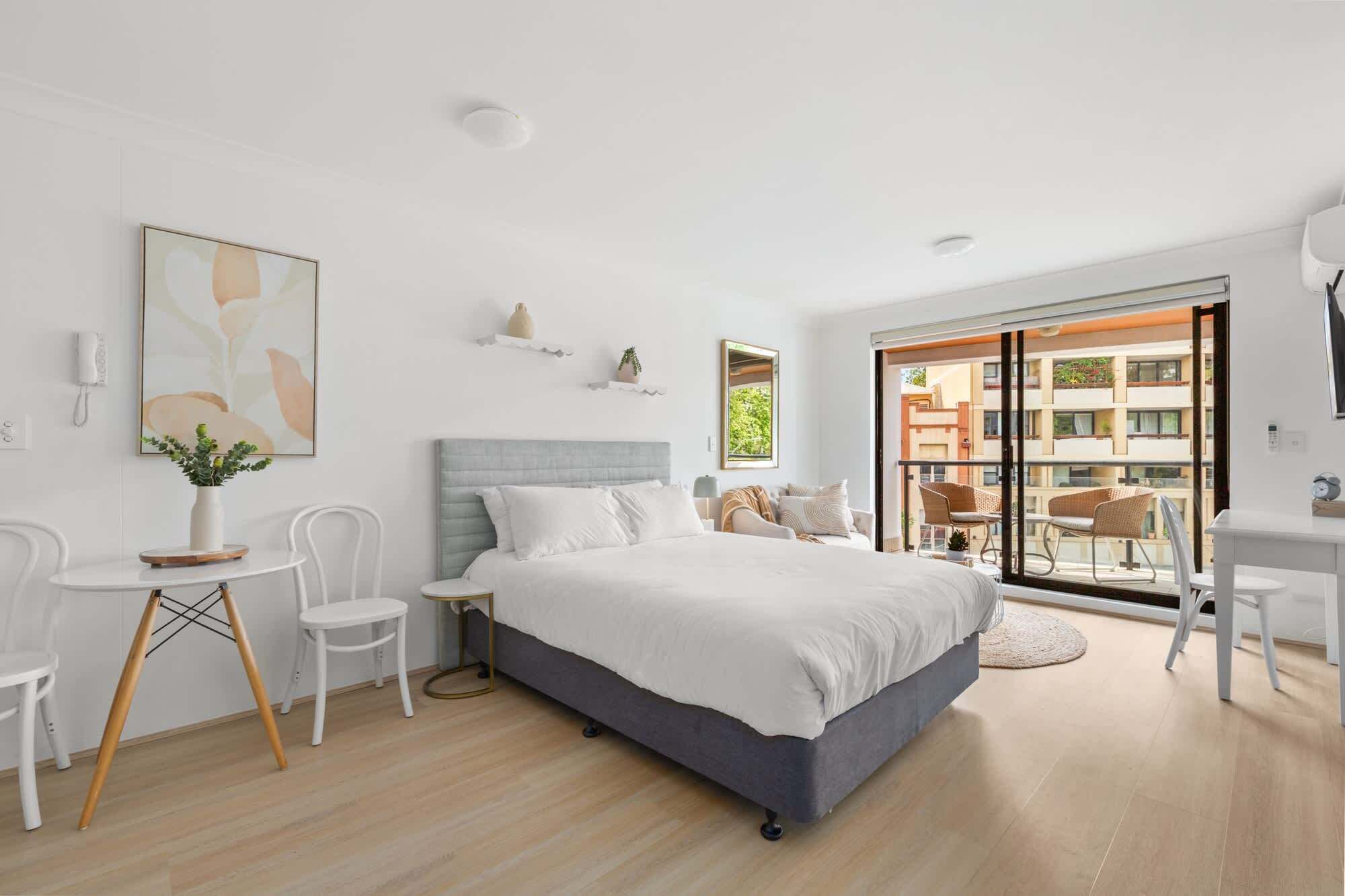 Desk, WiFi, bed sheets